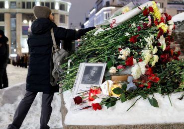 Cientos de rusos acudieron al funeral del opositor Navalni en Moscú