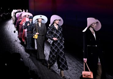Chanel pasea a la mujer a orillas del mar, Louis Vuitton la lanza al futuro