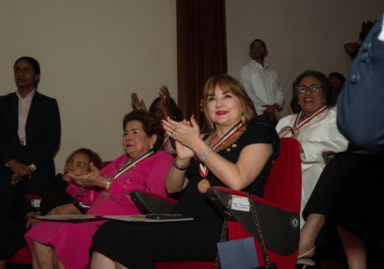 Antonia Antón de Hernández recibe Medalla al Mérito de la Mujer Dominicana
