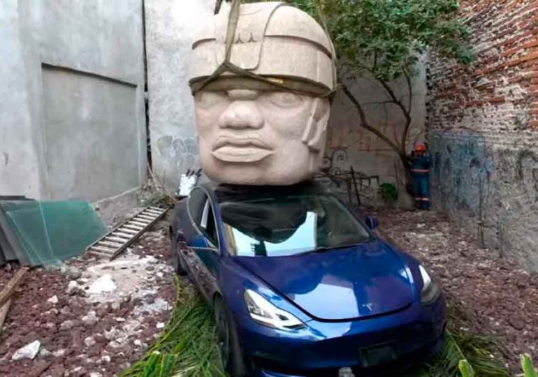 Captan misterioso Tesla aplastado por cabeza Olmeca en México