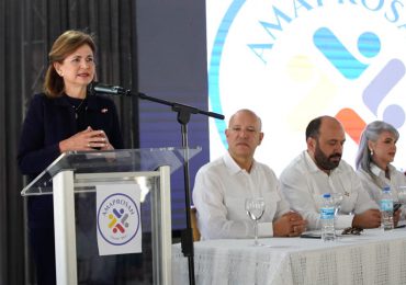 Vicepresidenta Raquel Peña encabeza juramentación de nueva directiva de Amaprosan