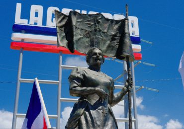 Ayuntamiento de SDE levanta estatua monumental de María Trinidad Sánchez “La Gallarda”