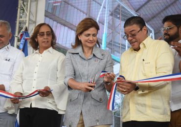 Gobierno entrega remozados campo de fútbol y polideportivo en San Cristóbal