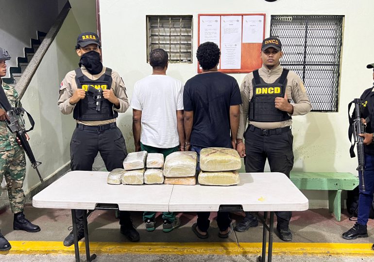 Arrestan dos hombres y ocupan 49 libras de marihuana en Elías Piña