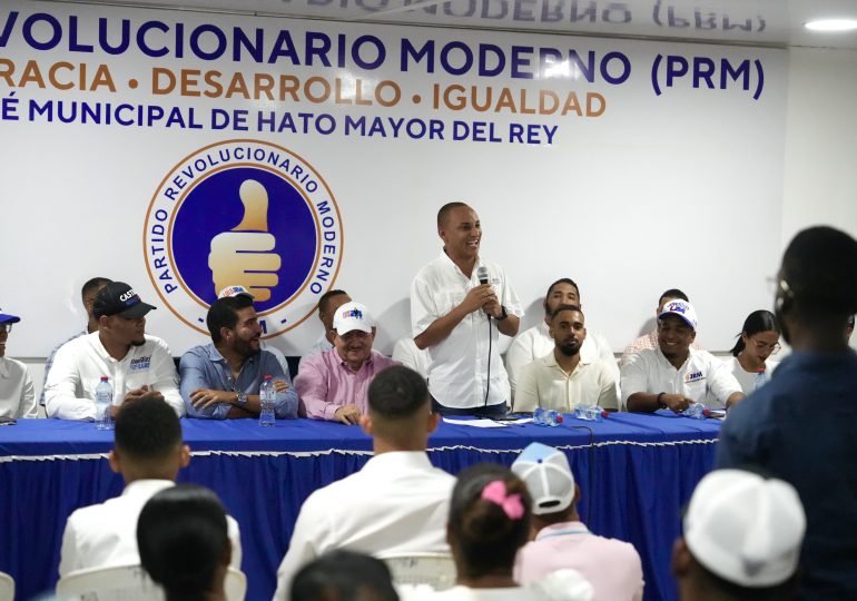 Candidato a regidor de Hato Mayor por el PRD, Alexander de la Rosa, pasa a las filas del PR<em>M</em>