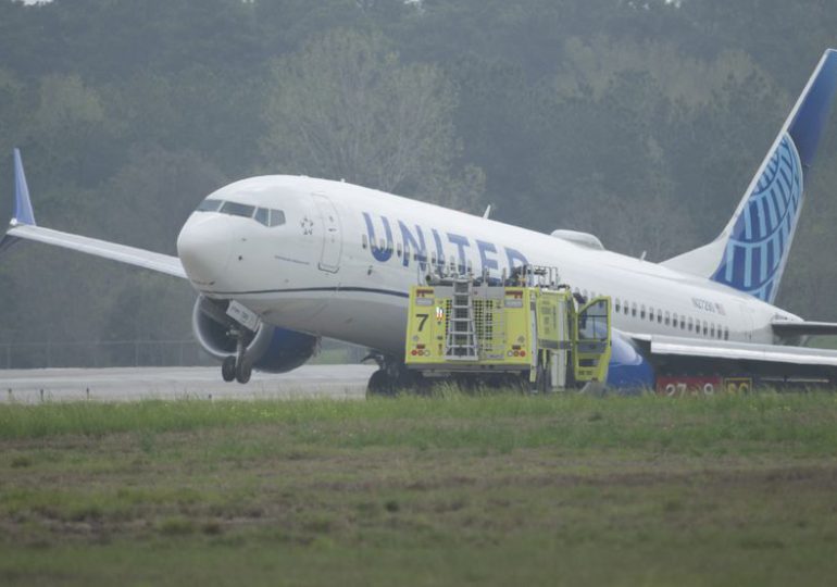 Avión de United Airlines se sale de la pista en aeropuerto en Houston
