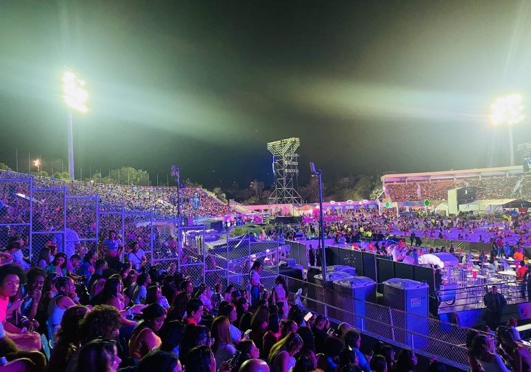 Fanáticos llenan las gradas del Estadio Olímpico a menos de una hora para ver a la Bichota