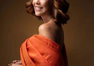 Ingrid Gómez deslumbra en los Premios Soberano con un entallado atuendo magenta y naranja