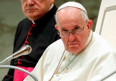 El papa reza por las víctimas del "cobarde" atentado en Rusia