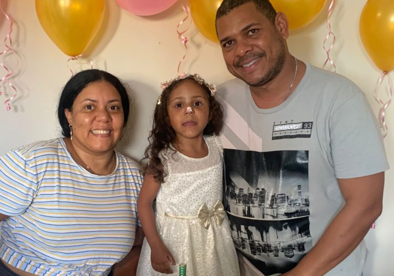 Madre pide ayuda al presidente Luis Abinader para operación de su hija con cardiopatía congénita
