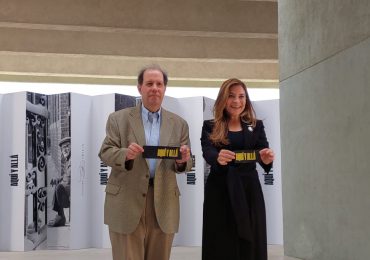 INICIA y la Alcaldía del DN inauguran exhibición fotográfica del libro “Aquí y Allá” en el monumento Fray Antonio de Montesinos