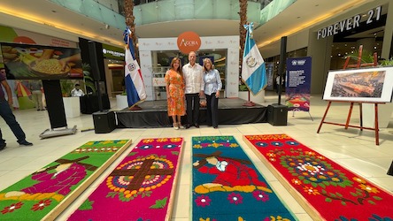 Embajada de Guatemala exhibe exposición de alfombras guatemaltecas elaboradas de aserrín