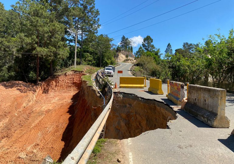 MOPC interviene deslizamiento de tierra en la carretera Jarabacoa