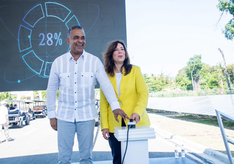 Ministro Santos Echavarría encabeza inauguración de parque solar en puerto de cruceros Amber Cove