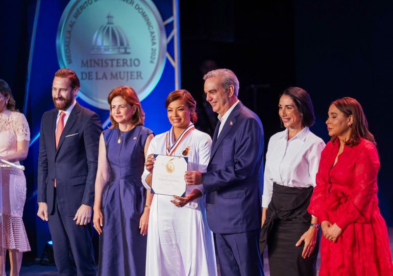 Raquel Quezada recibe medalla al mérito de la Mujer Dominicana 2024