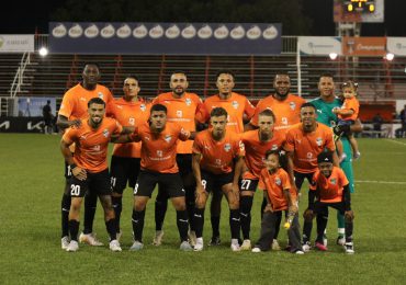 Cibao FC vence a Delfines del Este en inicio de la LDF; Raquel Peña realiza saque de honor