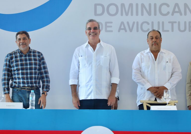 Gobierno entrega en Moca subsidios a pequeños y medianos productores de huevos