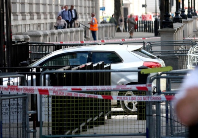 Un hombre detenido tras chocar un automóvil contra la verja del Palacio de Buckingham