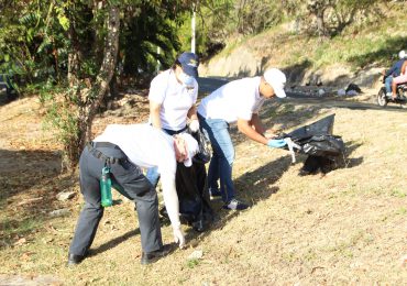 Maestrantes de la Universidad Nacional para la Defensa realizan jornada de limpieza en áreas verdes Parque Mirador Sur