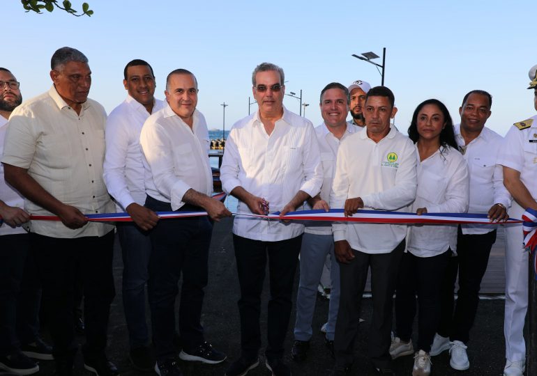 Presidente Abinader inaugura muelles pesqueros de Río San Juan y Cabrera