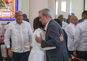 Presidente Abinader asiste a misa en solidaridad con familiares de las víctimas por incendio en carnaval de Salcedo