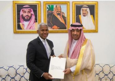 Embajador Andy Rodríguez Durán entrega copias de estilo de sus Cartas Credenciales ante el Reino de Arabia Saudita
