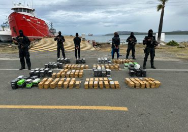 DNCD ocupa lancha con 754 paquetes de cocaína en Peravia y arrestan a dos dominicanos