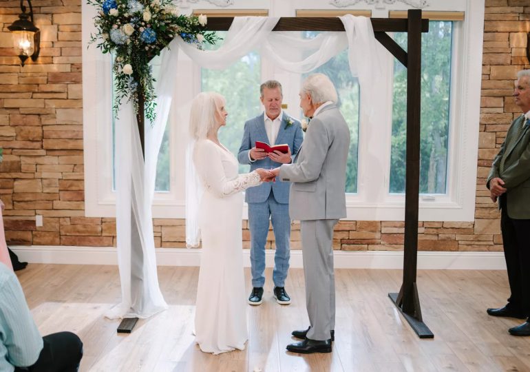 Ex enamorados de la escuela secundaria se casan a los 88 años tras volver a verse en su reunión de clase