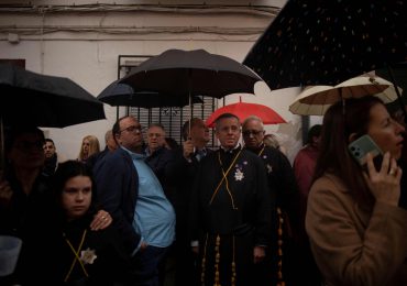La lluvia obliga a cancelar muchas de las procesiones finales de la Semana Santa española