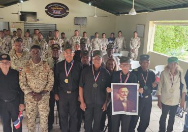 Exmilitares constitucionalistas rinden homenaje a los soldados que vigilan la frontera con Haití