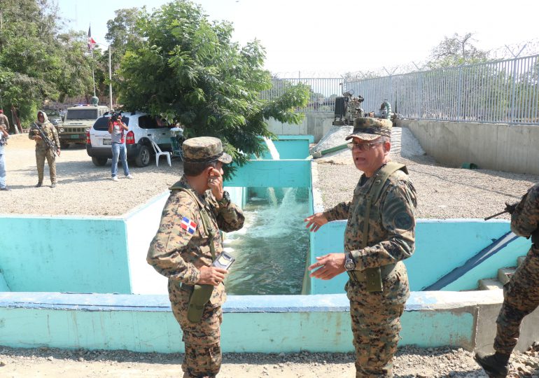 Comandante del Ejército realiza recorrido por la frontera y visita canal La Vigia