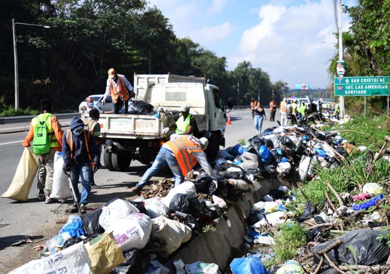 Obras Públicas recoge 240 toneladas de desechos sólidos cada mes en carreteras del país