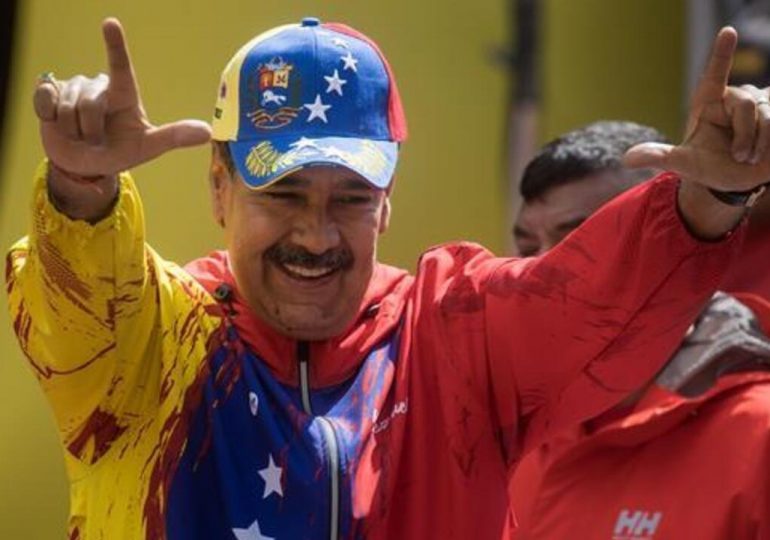 Maduro inscribe su candidatura para buscar tercer mandato en Venezuela