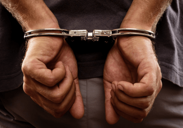 Policía deja detenido a vicecónsul que fue suspendido por supuesto abuso sexual a menor de edad