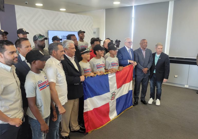 Entregan Bandera Nacional a equipo dominicano para Serie del Caribe Kid’s Panamá 2024