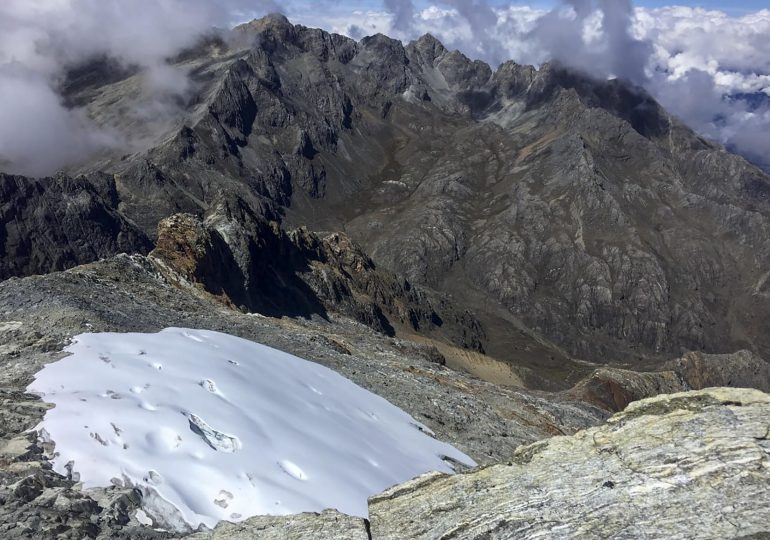 Un manto plástico para arropar lo que queda del último glaciar de Venezuela