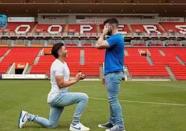 Futbolista gay Cavallo pide matrimonio a su pareja en el campo de su equipo australiano