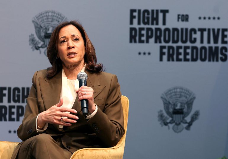 "Lo apoyamos", dice Kamala Harris al presidente de Guatemala en la Casa Blanca