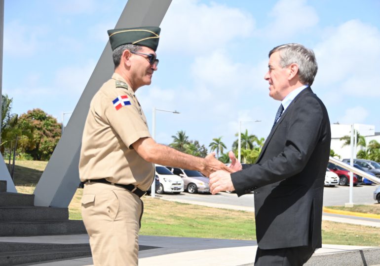Ministro de Defensa recibe visita del ministro de Estado ante el Ministerio Británico de Relaciones Exteriores