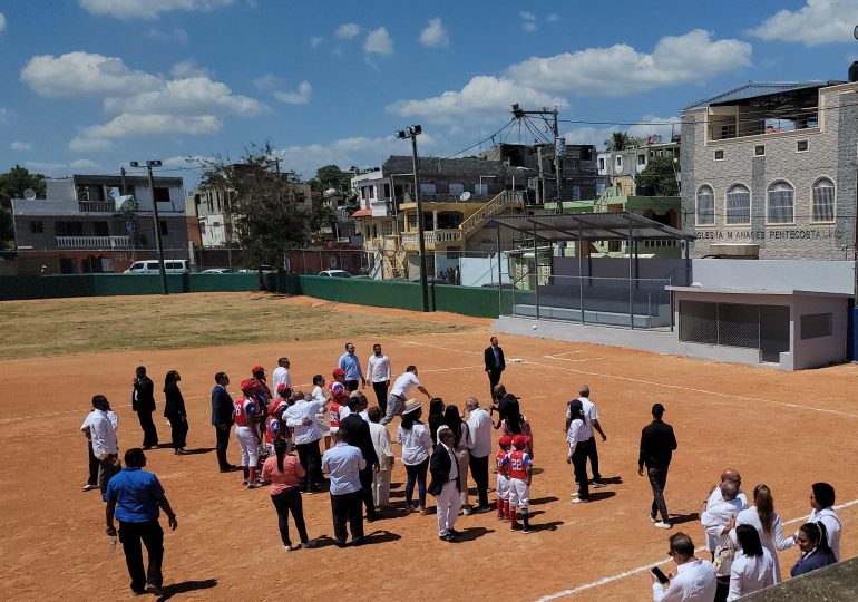 Ministro de Viviendas entrega estadio de béisbol en el sector Los Mameyes con una inversión de 13 millones de pesos