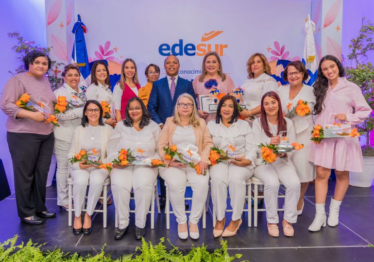 Edesur reconoce a Jatnna Tavárez, y a diez colaboradoras destacadas de la empresa con el Premio Mujer de Luz