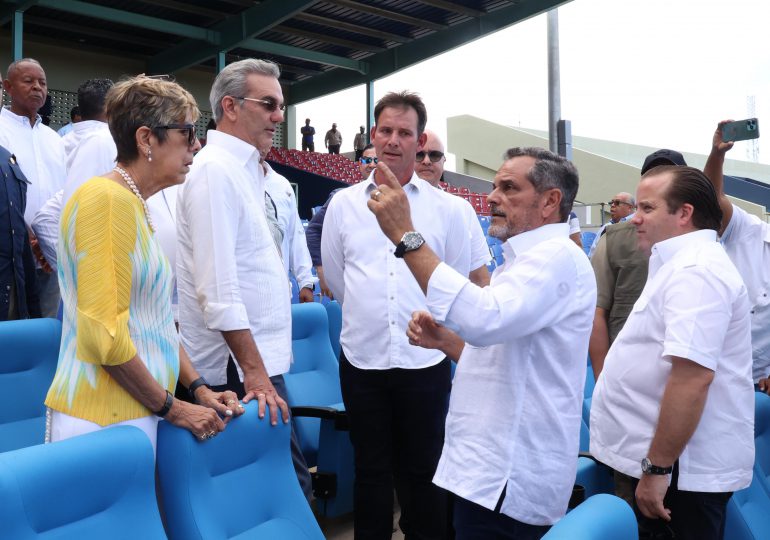 Abinader y Noboa inspeccionan y encienden las nuevas luces led del Estadio José Briceño de PP