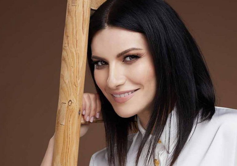 Laura Pausini detiene su concierto en Ciudad de México para pedir oxígeno