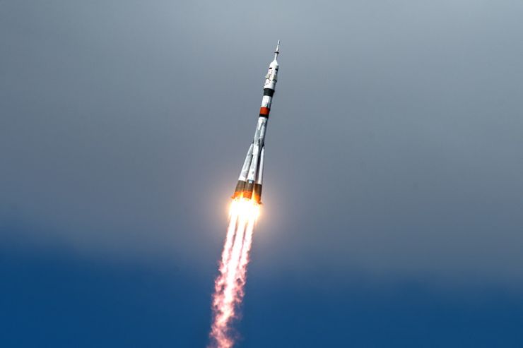 Astronautas del cohete Falcon llegan a la Estación Espacial Internacional