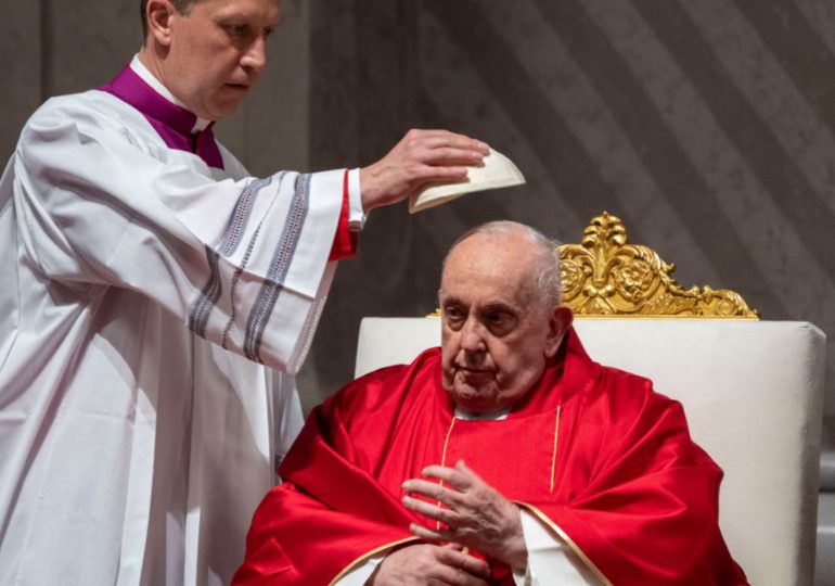 Papa Francisco llega a la basílica de San Pedro para la vigilia de Pascua