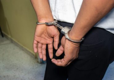 Policía detiene hombre por abuso sexual y extorsión contra una menor en Puerto Plata