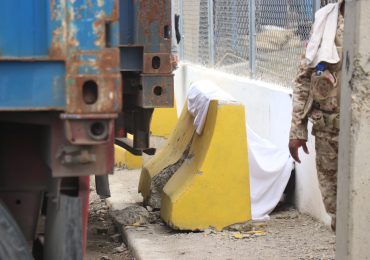 Muere haitiana aplastada por barrera de hormigón cuando orinaba en explanada de Aduanas en Dajabón