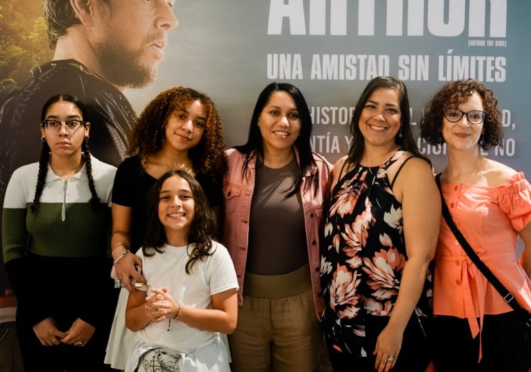 Caribbean Cinemas ofrece función especial a miembros de FEDDA de la película Arthur the King
