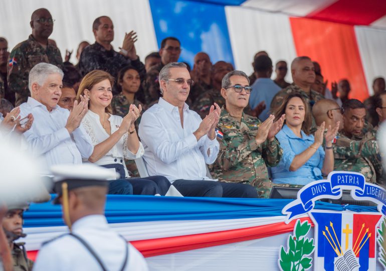 Abinader encabeza desfile en conmemoración del 180 aniversario de la batalla del 30 de marzo