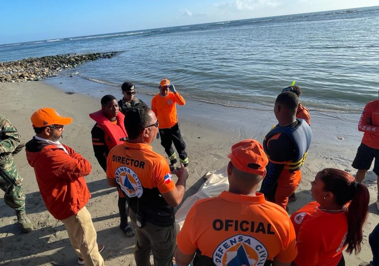Defensa Civil recupera el primer cadáver de las tres personas desaparecidas en aguas de la playa El Bronx, en Puerto Plata